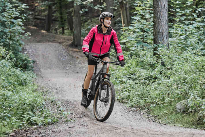 This is where the Crivit Peak 709 hardtail feels at home: forest and dirt tracks...