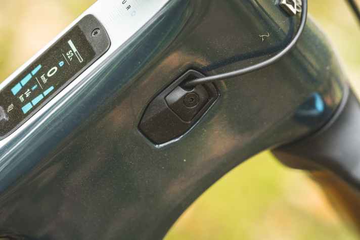 In America, integrated cable guides are frowned upon. Both American bikes rely on classic cable entries in the frame. The more service-friendly variant.