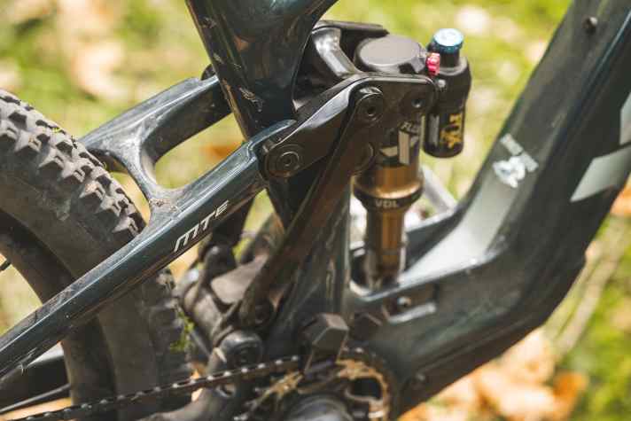 The complicated Six-Bar-System "Sixfinity" on the Yeti MTe is the alternative to the well-known Yeti system with Infinity-Link. This is because there is no room for the extra linkage on the e-bike.