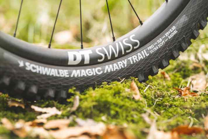 Mit superweichem Gummi und Radialkarkasse ist die Bereifung des Yeti MTe auf volle Traktion und Kontrolle ausgelegt.