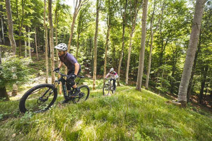 The Yeti with its central position on the bike is the more competent partner on the climbs. It's also nice and quiet!