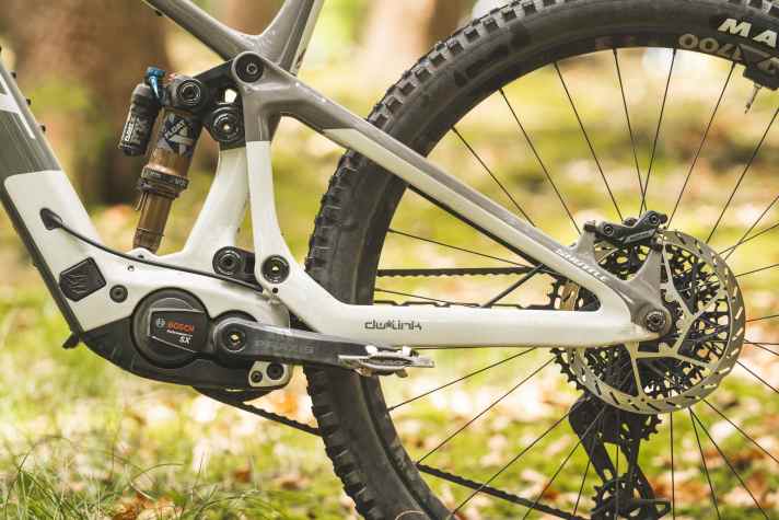 Pivot setzt auf das bewährte DW-Link-System von Fahrwerksguru Dave Weagle mit virtuellem Drehpunkt. An anderen Pivot-E-MTBs konnte uns der Hinterbau allerdings noch mehr überzeugen.