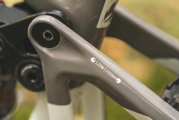 Low/High also means: 29 or 27.5 inches. Both bikes can be converted from 29er to Mullet via a flipchip.