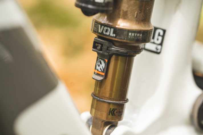 This SAG display on the pivot makes it much easier to set up the shock - because Fox shocks don't have any setup instructions printed on them.