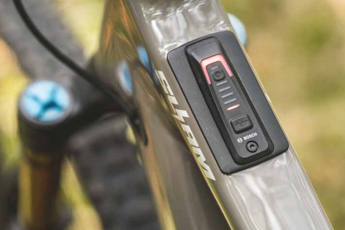 Because the Kiox 400C was not yet available when the Shuttle SL/AM was launched, only the simple Bosch system controller is available as standard. However, the larger screen can be retrofitted.