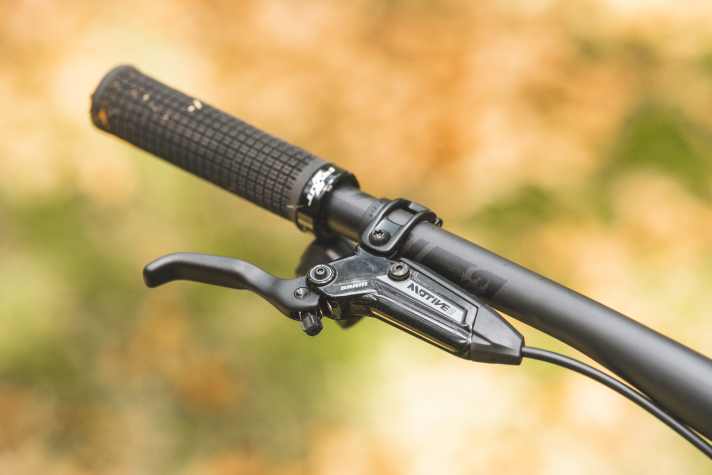 Pivot opts for the lightweight Sram Motive brakes, while Yeti goes for full downhill power with the snappier Maven.