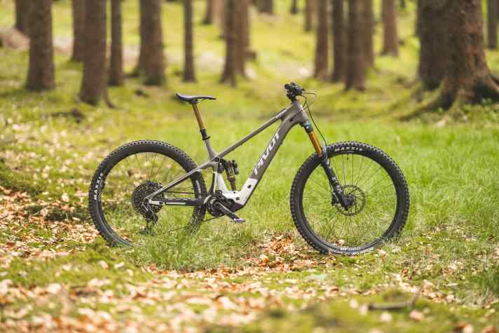 Pivot Shuttle SL/AM X0 // Bosch Perf. SX // 400 Wh // 160/150 mm // 29” // 19,6 kg // 10.999 Euro