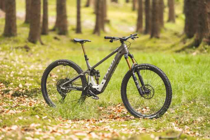 The Pivot Shuttle SL/AM Pro costs 10,999 euros.