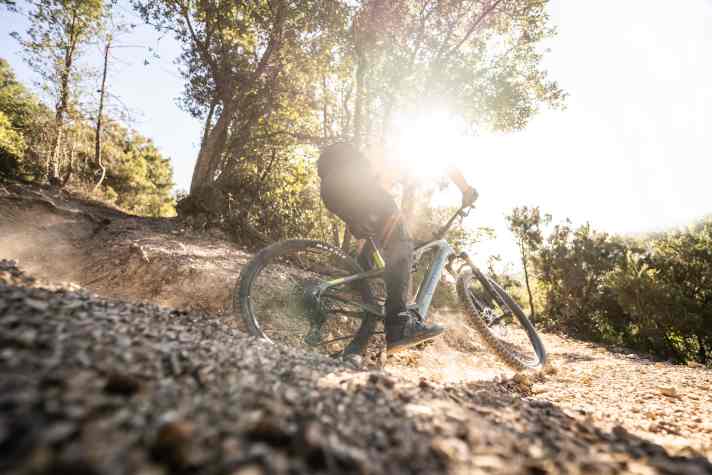 Der Sonne entgegen: Das Cannondale belohnt bergab eine sportliche Gangart.