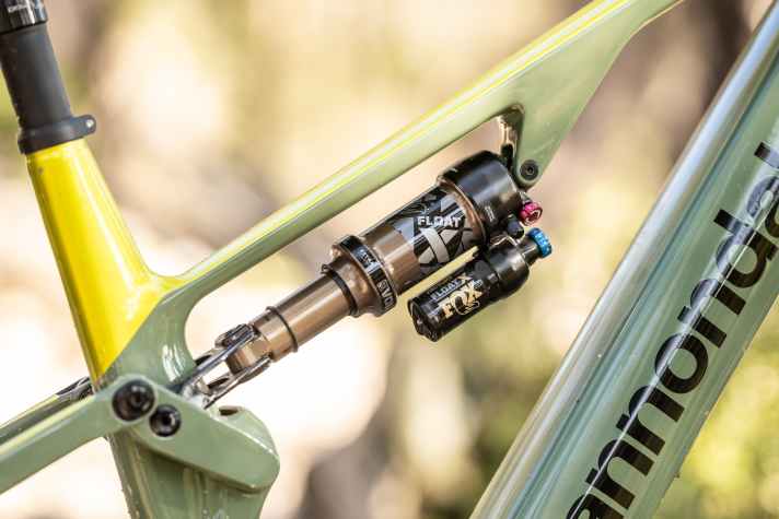 Der Float X Dämpfer mit Ausgleichsbehälter bietet eine verstellbare Druckstufe und passt zum sportlichen Charakter des Bikes.