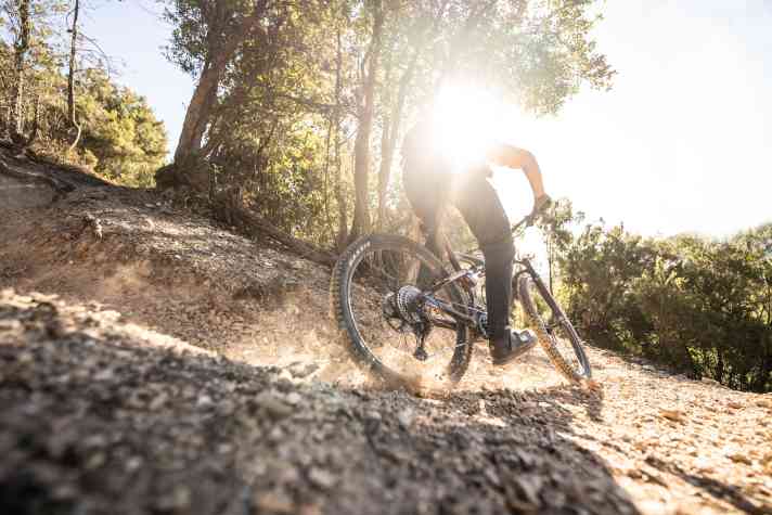 Da staubt’s! Auf unseren Testtrails in Pietra Ligure zeigte das iLynx+ Tourenqualitäten und auch eine ordentliche Bergab-Performance.