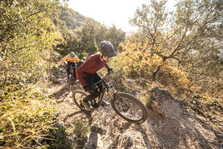 Loser Schotter, wenig Traktion, doch auch hier kann der Avinox-Motor punkten. Das Cannondale mit Shimano-Motor (hinten) hat keine Chance.