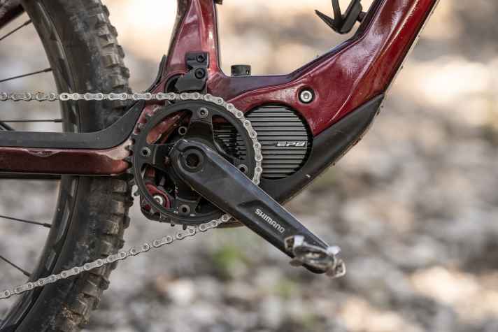 The Shimano EP801 delivers an excellent power-to-weight ratio. The Japanese have also improved the trail skills.