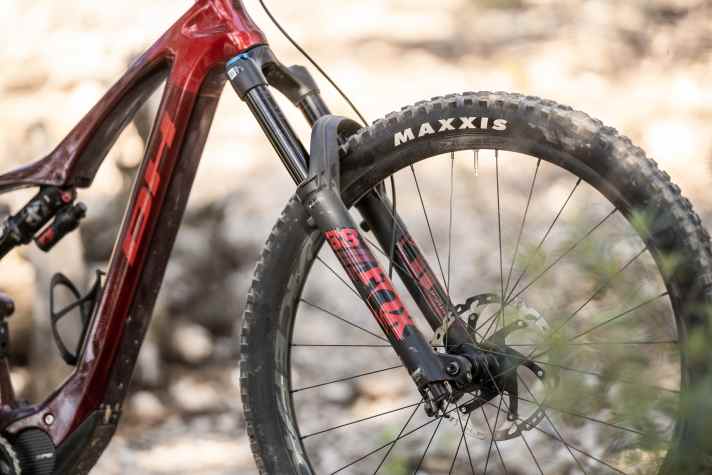 Despite the lightweight concept, BH relies on stable parts with a 38 mm fork and Exo+ tyres.