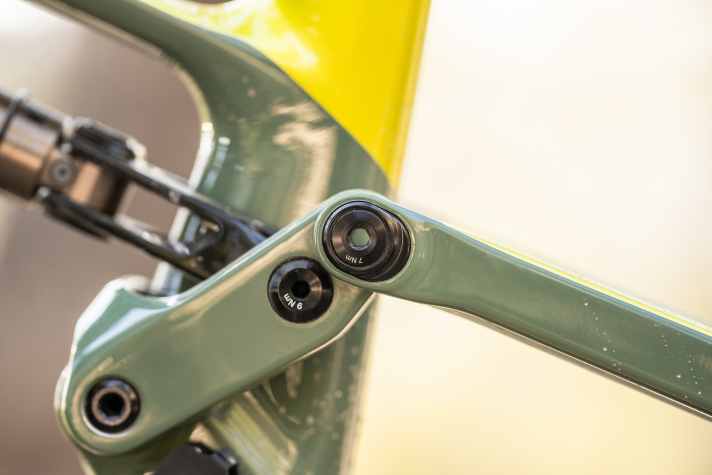 Über den Flipchip in der Sitzstrebe lässt sich das Bike auf ein großes Hinterrad anpassen.