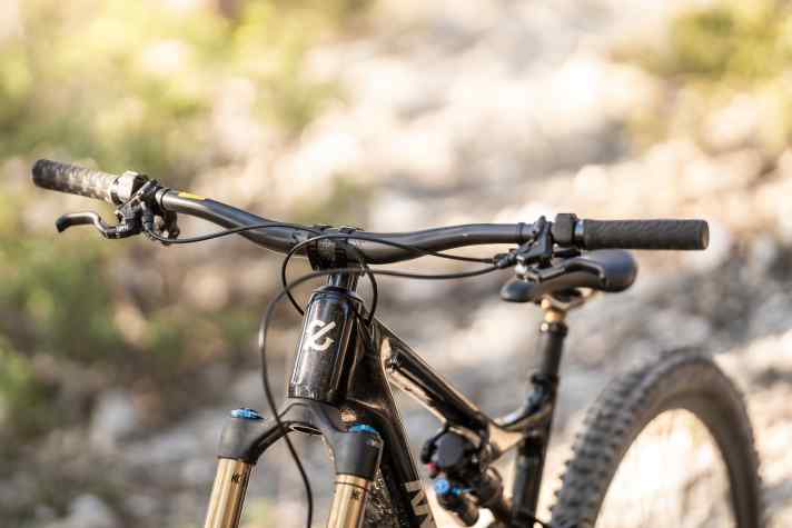 The short head tube and a handlebar with little rise make for a (too) low front end.