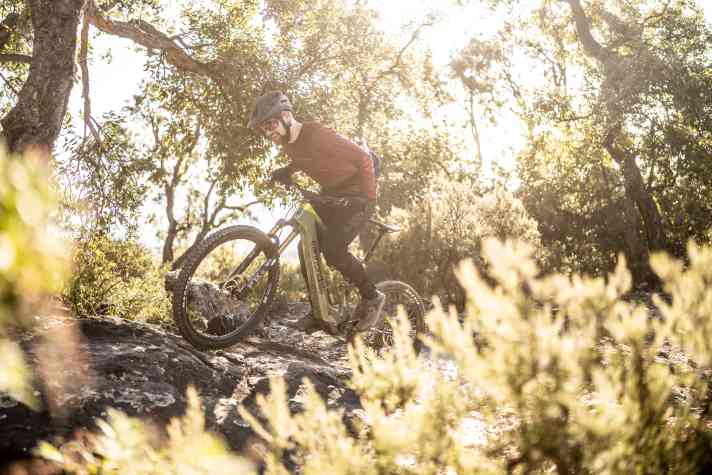With strong traction and a powerful motor, the Cannondale climbs well. However, the slack steering angle makes the handling somewhat unstable.