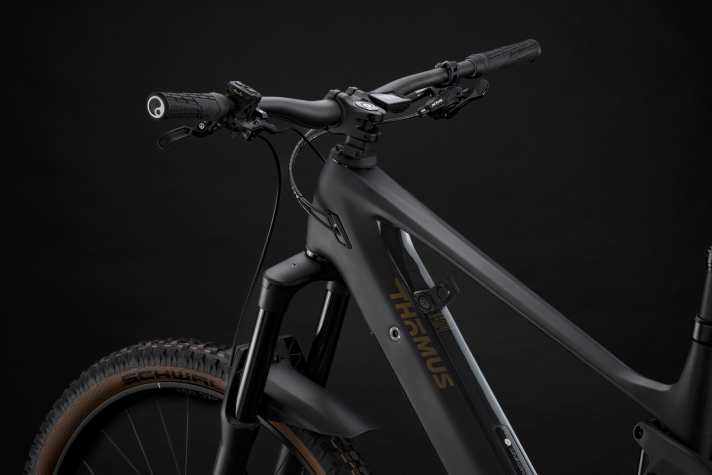 The charging socket is integrated into the down tube. The 250 Wh range extender is also connected here.