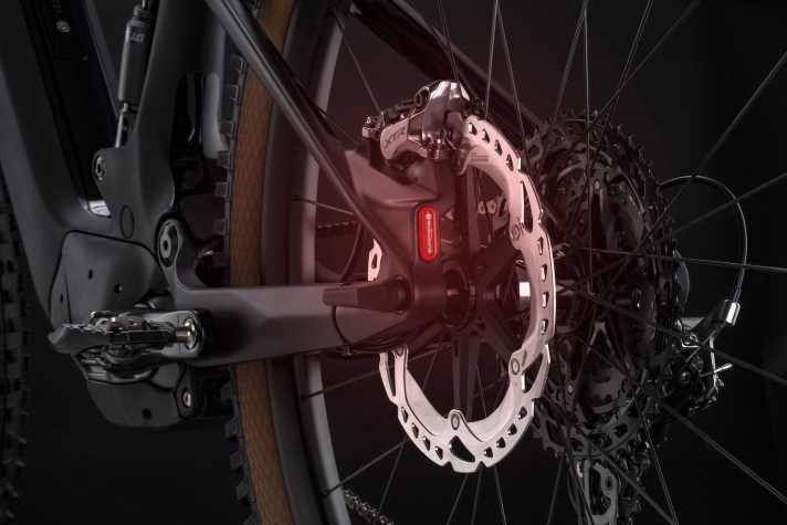 A Supernova rear light can be integrated inconspicuously in the left dropout. Alternatively, a dummy plug closes the recess.