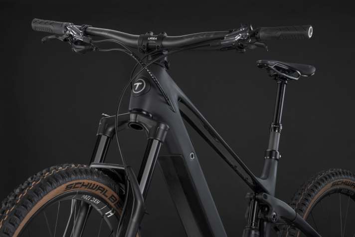 The white Thömus logo on the head tube is a discreet front light. You can hardly integrate a light more unobtrusively. However, you shouldn't expect real headlight brightness.