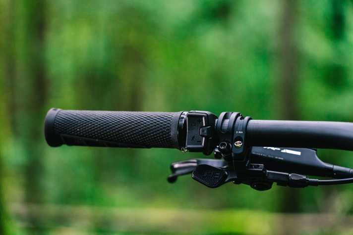 The Bosch drives on both bikes are controlled via the wireless mini-remote.