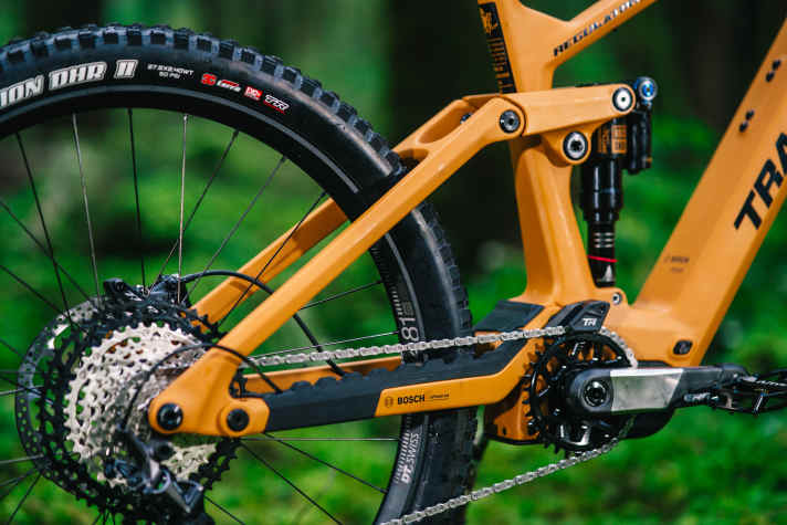 Both Regulators rely on a classic four-bar rear triangle with a vertical shock. This is how we have known the Transition fullys for years.