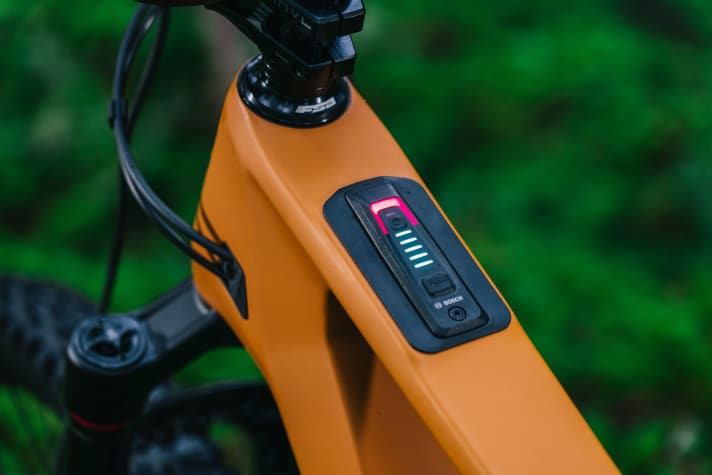 Regulator SX und Regulator CX setzen auf die minimalistische LED-Anzeige “Systemcontroller” von Bosch. Und beide Transition-Bikes sind offensichtlich schon auf eine neue Displaygeneration von Bosch vorbereitet.