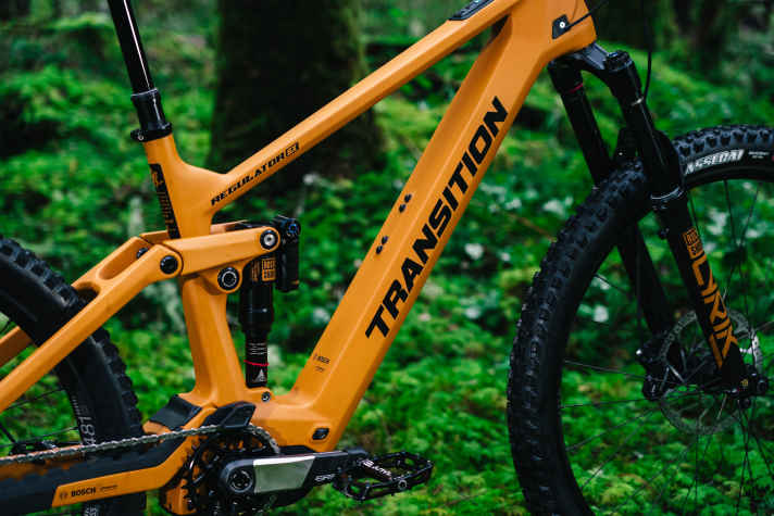 Um das Unterrohr möglichst schlank zu halten, wurde das Chassis genau auf die jeweilige Akku-Größe, 400 oder 600 Wh angepasst. Die Batterien lassen sich nicht mal eben entnehmen.