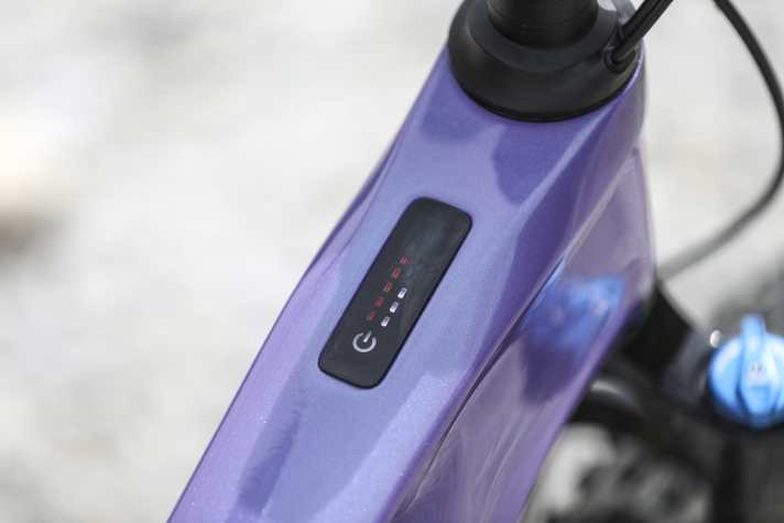 A display discreetly integrated into the top tube provides information on the battery charge level (white LEDs on the right) and support level (coloured LEDs on the left).