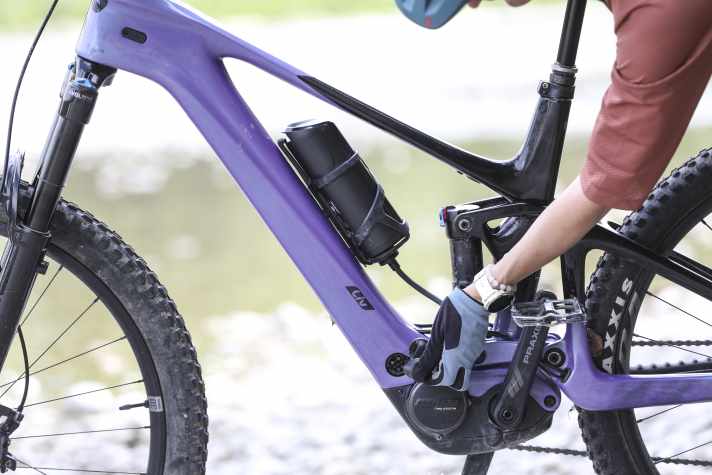 Emergency pack: If the 4oo Wh in the Intube battery is not enough, a range extender with 200 Wh provides additional power.  Simply insert it into the bottle cage and plug it in.