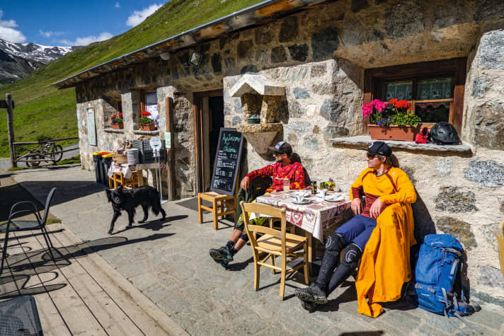 The Alpe Chaschauna is super cosy. And for dessert, we head up the flow hairpin bends again!
