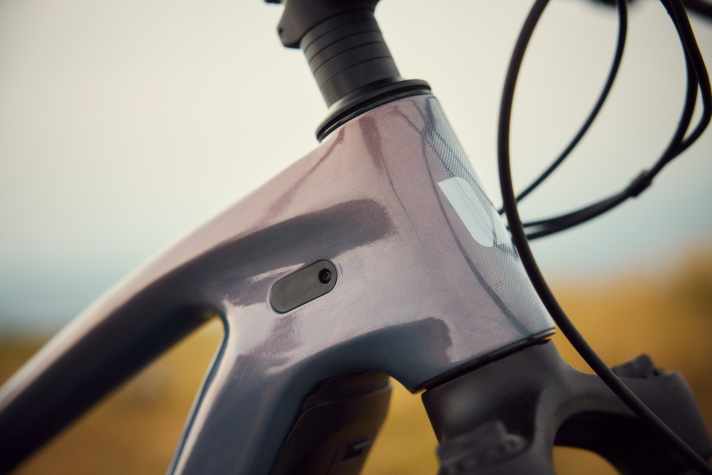 The weld seams of the aluminium frame are finely ground in the head tube area. An absolute rarity in this price range.