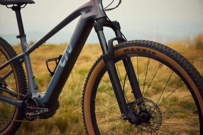 The Suntour fork on the Tempt E+ and Tempt E+ EX delivers 100 mm of travel.