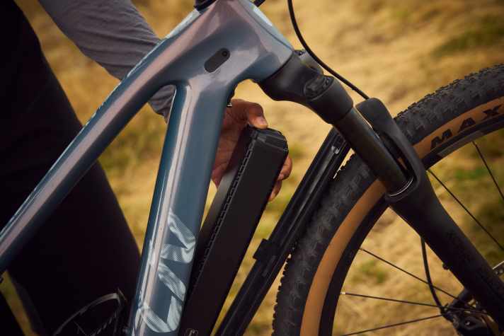 The 430 Wh battery can be quickly and easily folded forwards out of the down tube.