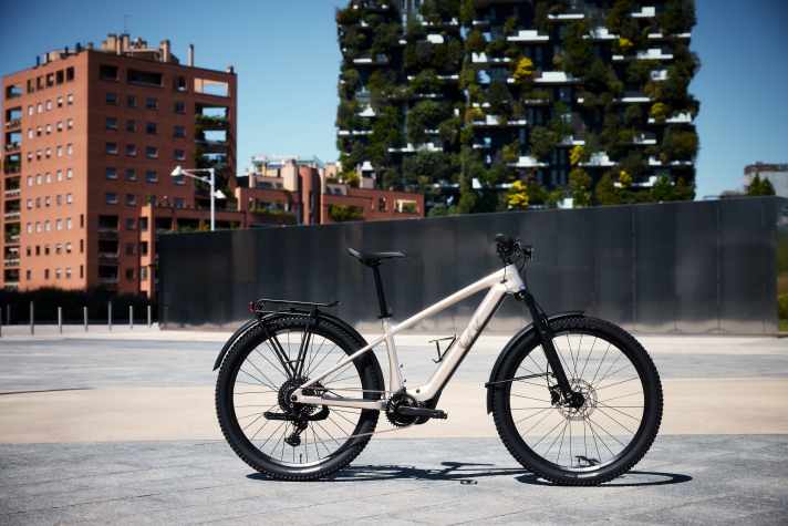 Das Liv Tempt E+ EX kommt mit Vollausstattung, also Lichtanlage, Gepäckträger, Schutzblechen und Seitenständer für 2749 Euro.