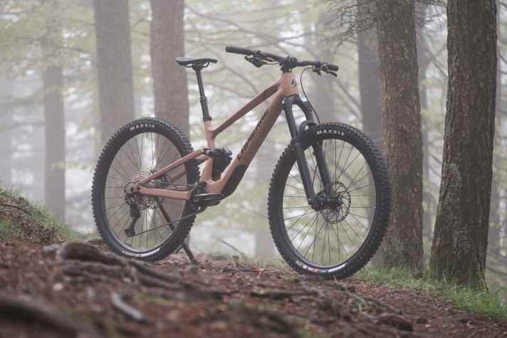 Für 2025 präsentiert sich das Lapierre Zesty CF in neuem Allmountain-Gewand, will aber an bewährten Tugenden festhalten.