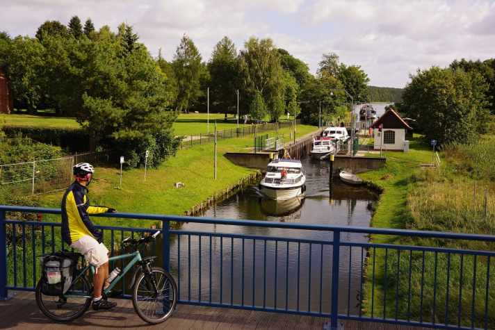 Lively activity at the lock near Himmelpfort.