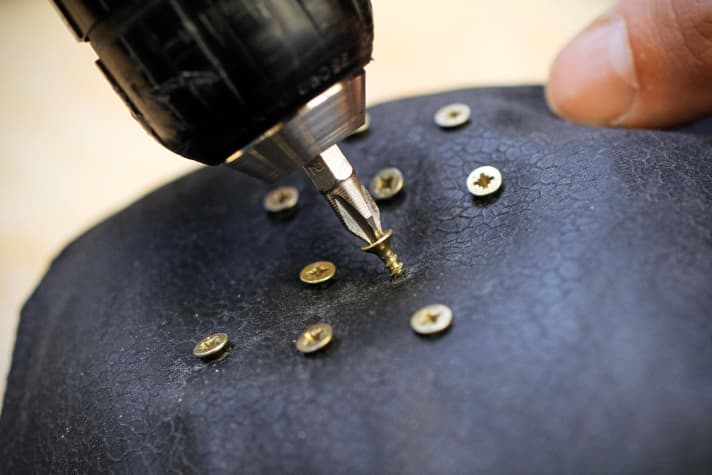 Als Spikes dienen handelsübliche Spax-Schrauben.