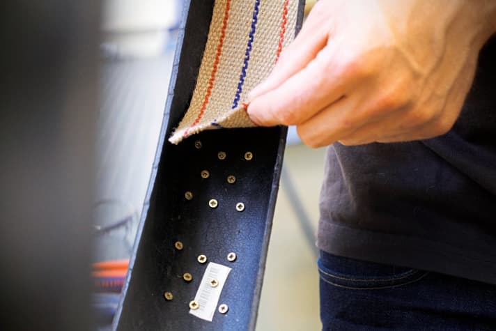 Protective layer: To protect the hose from the screw heads, we place a webbing strap over the metal surfaces.