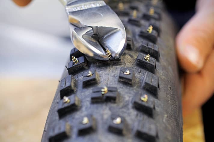 Shortening the screws: Finally, the screws must be cut to size using a pair of pliers; please wear safety goggles when doing so!