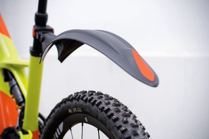 A mudguard prevents unwanted contact with the pointed screw spikes on the rear wheel.