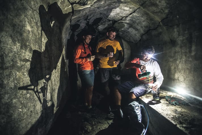 In den alten Kriegsbunkern lässt sich heute auch mal ein kurzer Regenschauer überbrücken.