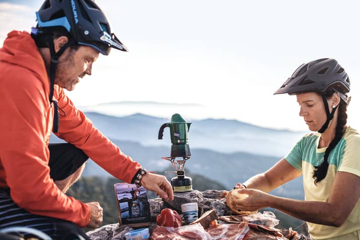 Ja, es bedeutet mehr Gewicht auf dem Rücken, aber so eine Brotzeit mit Gipfelblick ist praktisch unbezahlbar.