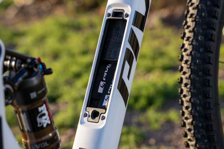 The Mach 4 SL inherits the storage compartment in the down tube from the longer-stroke models. It is equipped ex works with two pockets for tools and accessories.