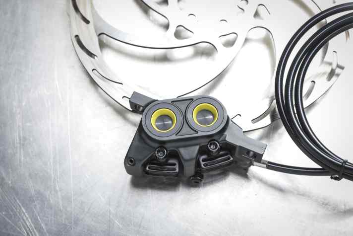 Der Sattel arbeitet mit vier Kolben, die gegenüber der MT-Linie nochmal deutlich aufgebohrt wurden.