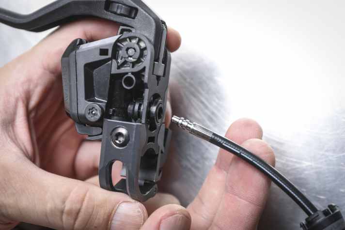 Dann kann die Leitung einfach an und abgesteckt werden, ohne dass hinterher entlüftet werden muss.