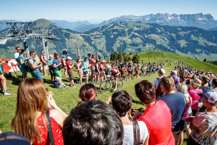 Die Kitzbüheler Alpen bilden die spektakuläre Arena des Kitz Alp Bike-Marathons. An den Zuschauer-Hotspots ist Stimmung wie im Fußballstadion.