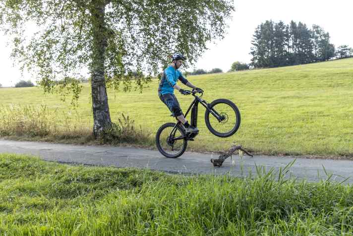Der Bunny-Hop muss sitzen, um als Mountainbiker voll geländegängig zu sein. Wichtig: das richtige Timing der Aktionen. Vorne hoch, abdrücken, hinten hoch!