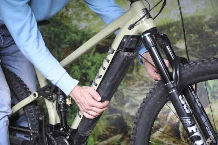 The battery is connected directly to the plastic cover and can be released with an Allen key.