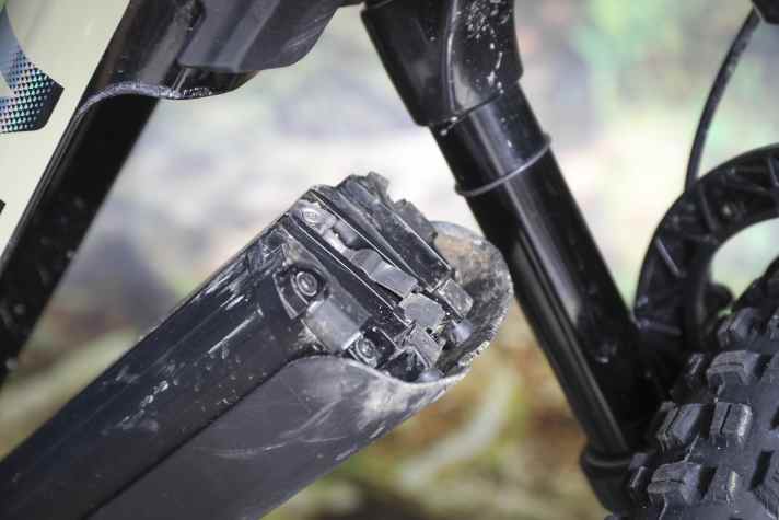 No-Go: Einschlagspuren am Akku. Die Batterie saß nicht sicher in der Halterung und krachte auf dem Trail aus dem Unterrohr. Unbedingt penibel die Einstellung checken!